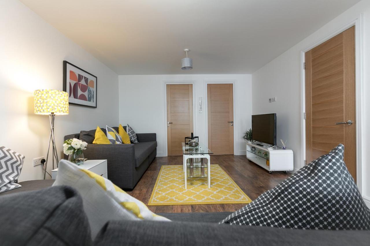 Kvm - City Apartments - Contractors - Town Centre By Kvm Stays Питерборо Екстериор снимка