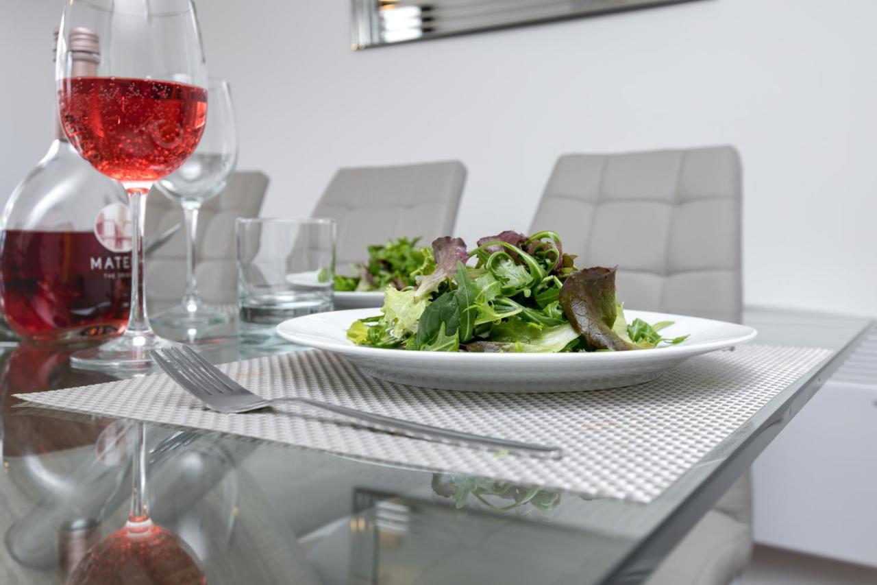 Kvm - City Apartments - Contractors - Town Centre By Kvm Stays Питерборо Екстериор снимка